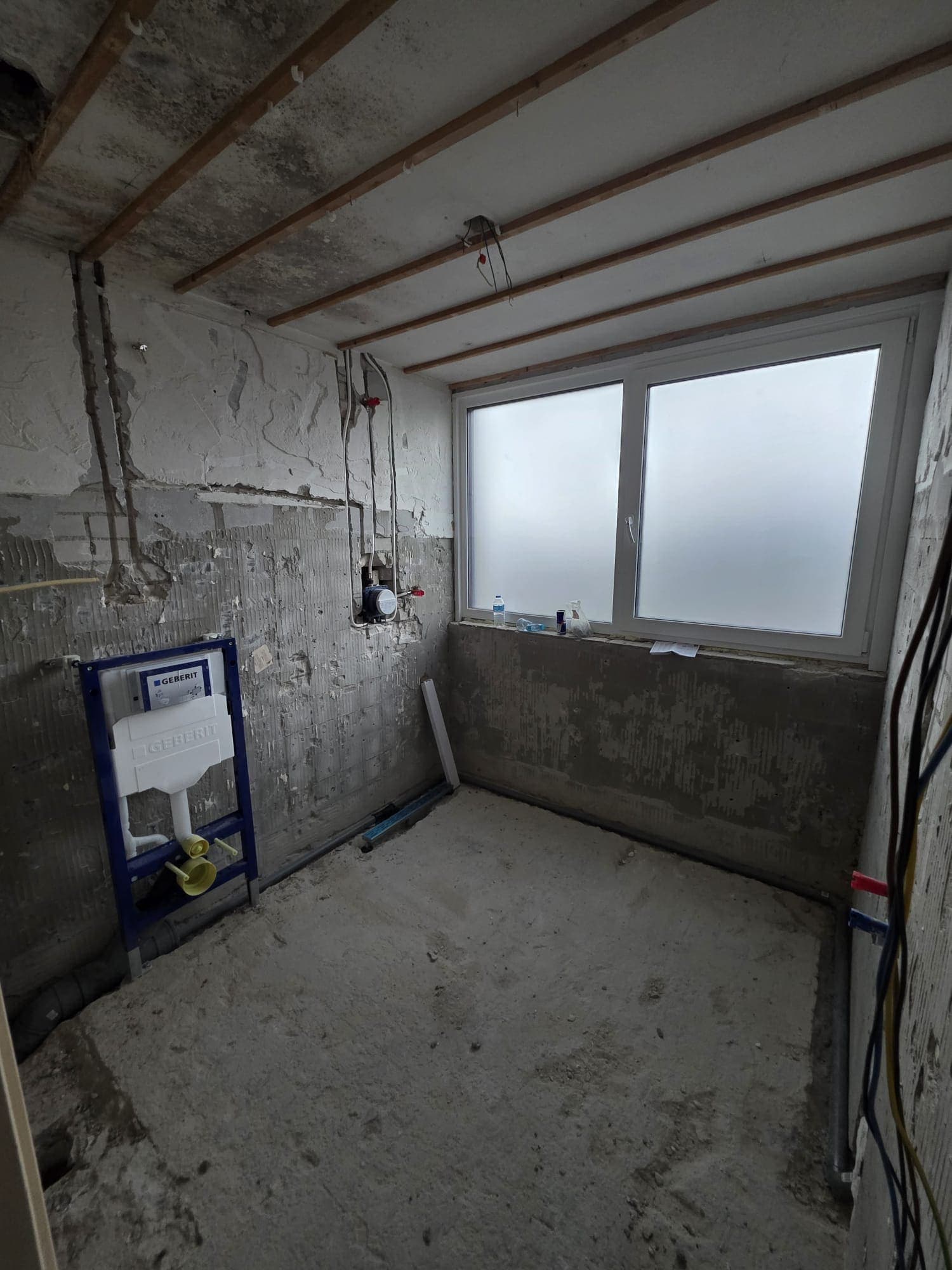 Badkamerverbouwing met inbouwreservoir en nieuw leidingwerk in Almelo