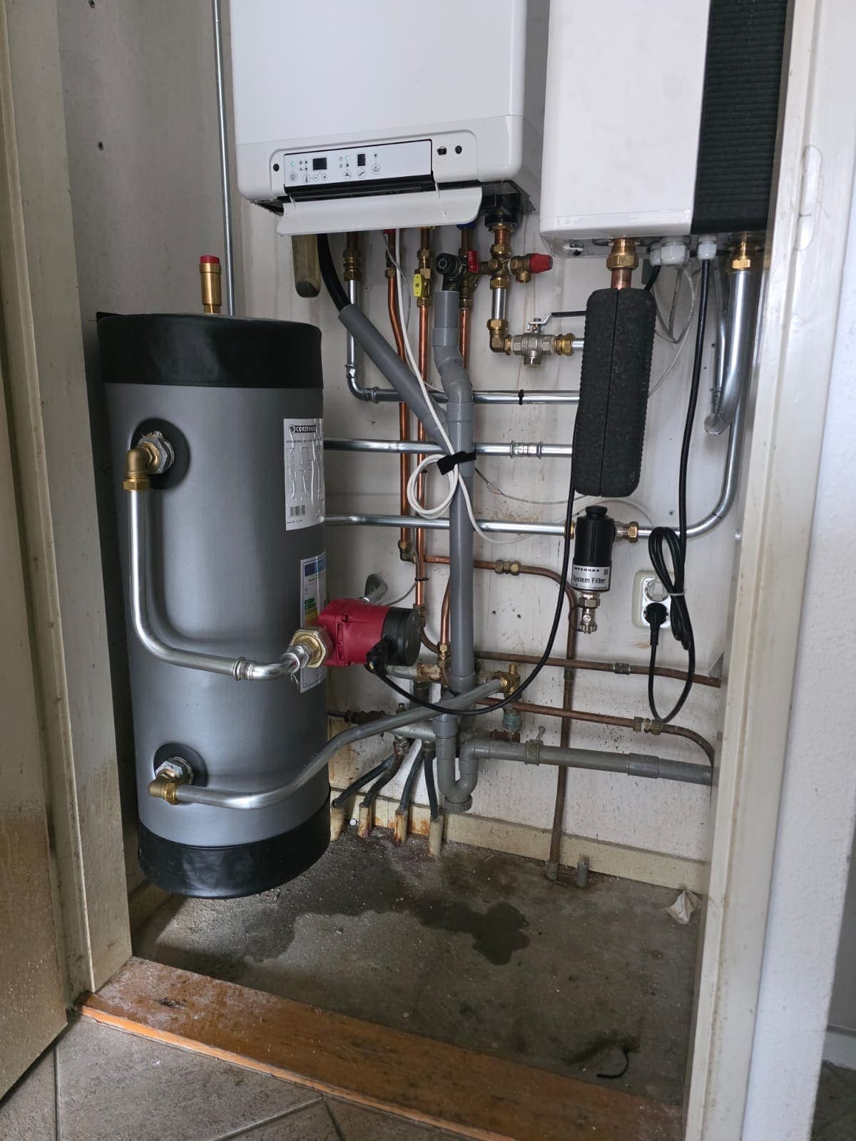 Boilervat met leidingwerk in een technische ruimte in Almelo