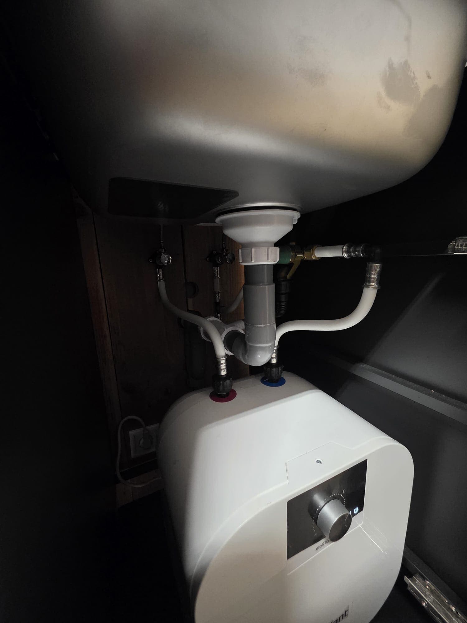 Close-in-boiler aangesloten onder het aanrecht in een keuken in Almelo