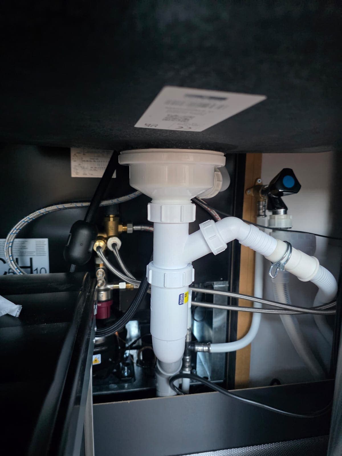 Close-in-boiler met sifon onder een wastafel in Almelo