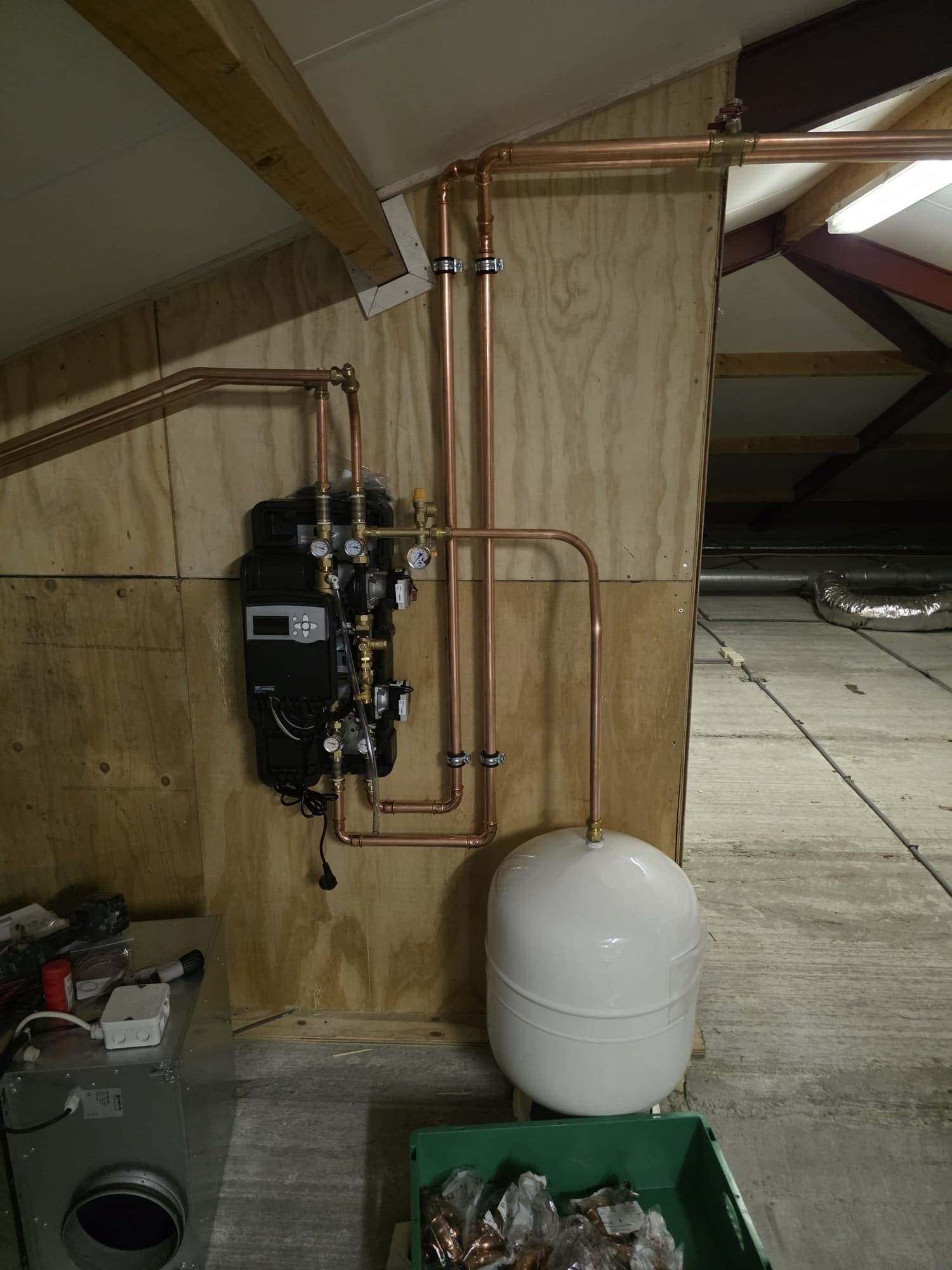 Nieuwe cv-installatie met koperen leidingen en pompgroep op zolder in Almelo