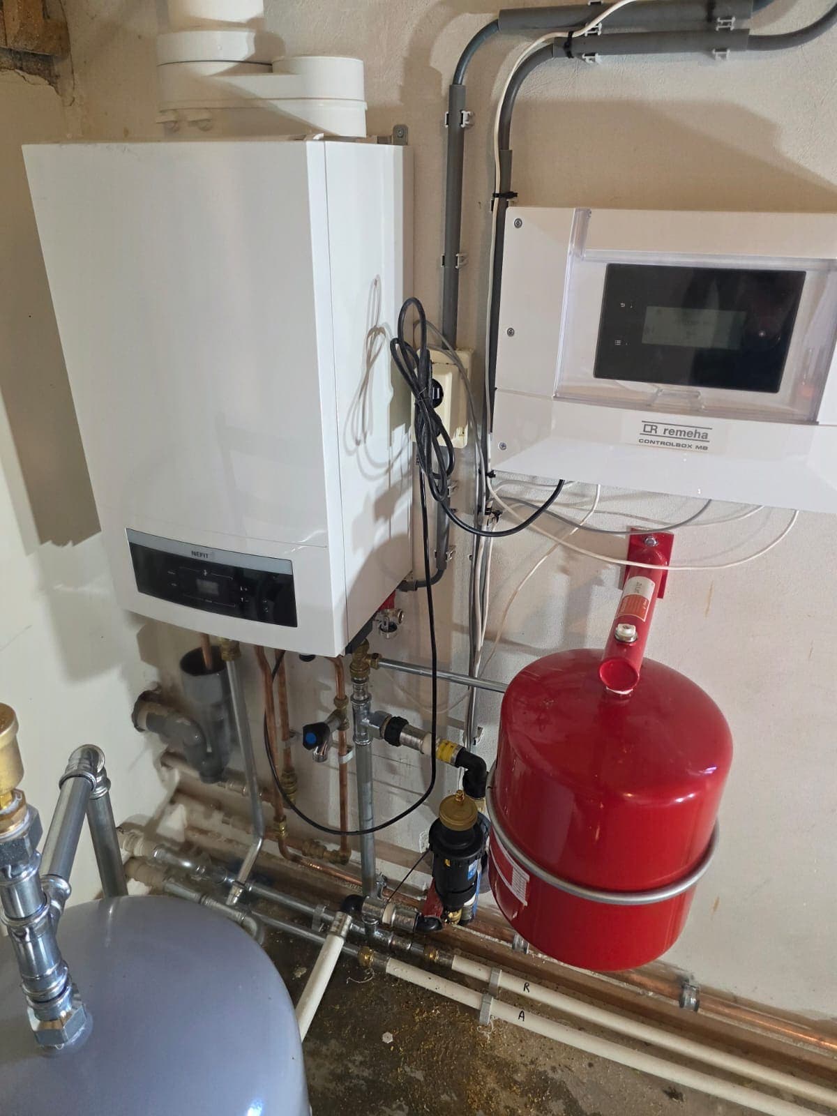 Cv-ketel met rood expansievat en regeling in een woning in Almelo