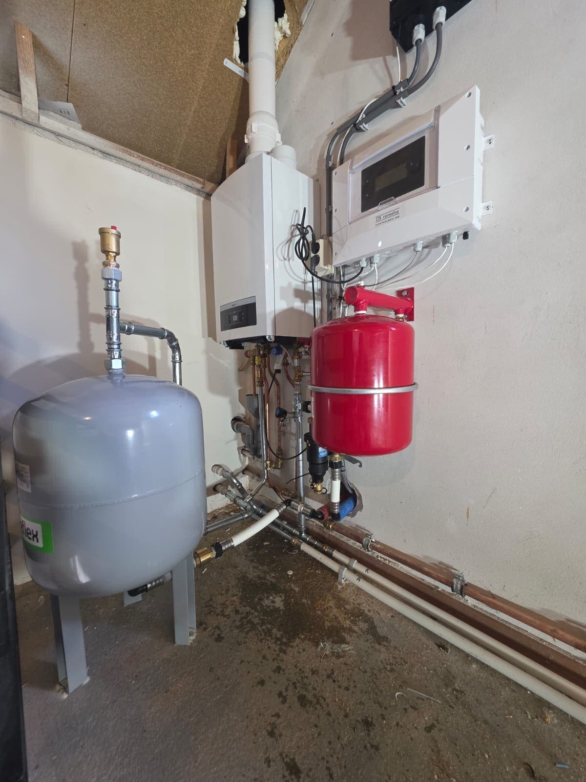 Cv-ketel met twee expansievaten in een bijkeuken in Almelo