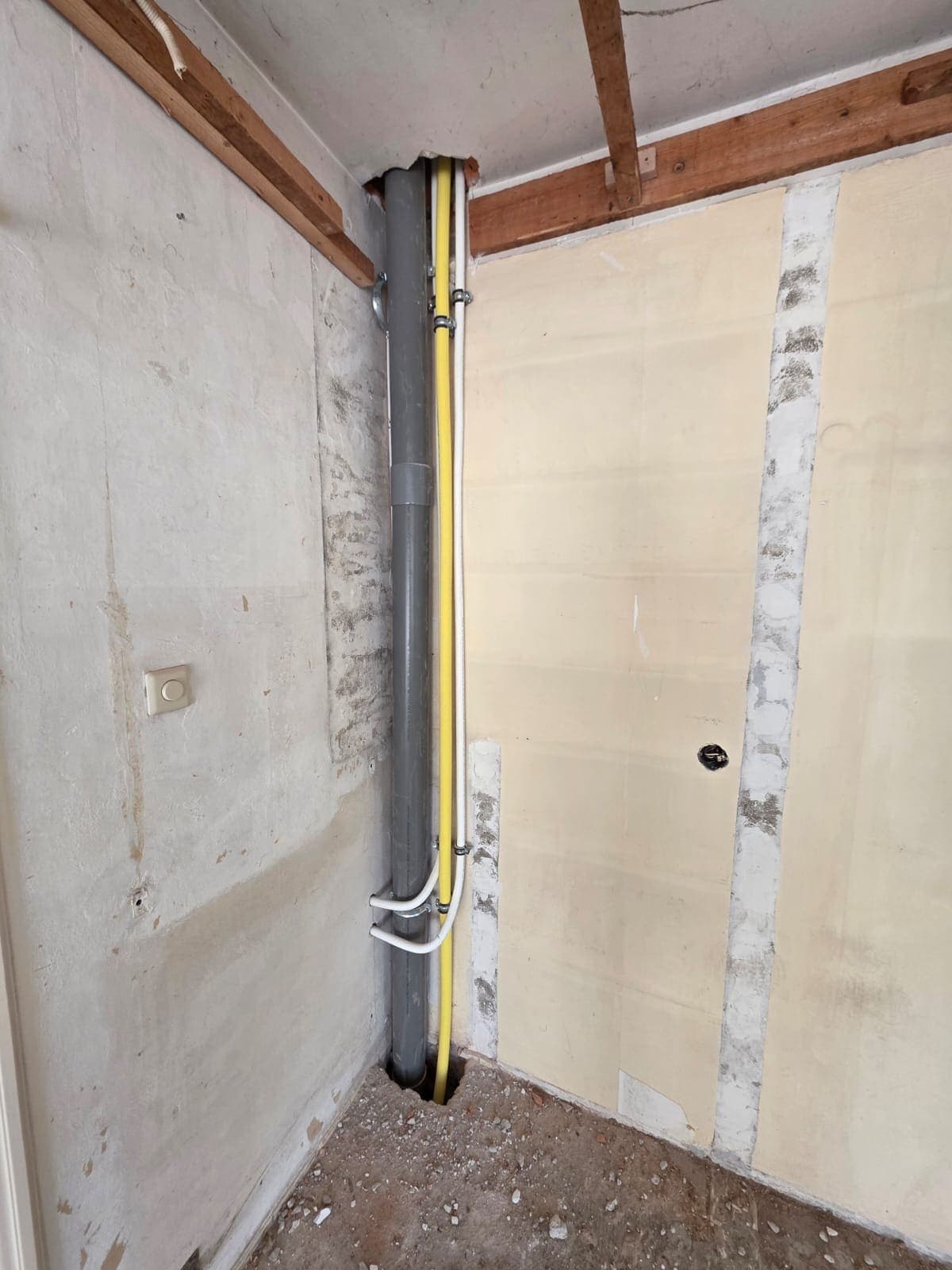 Nieuwe gasleiding aangelegd in de ruwbouw van een woning in Almelo