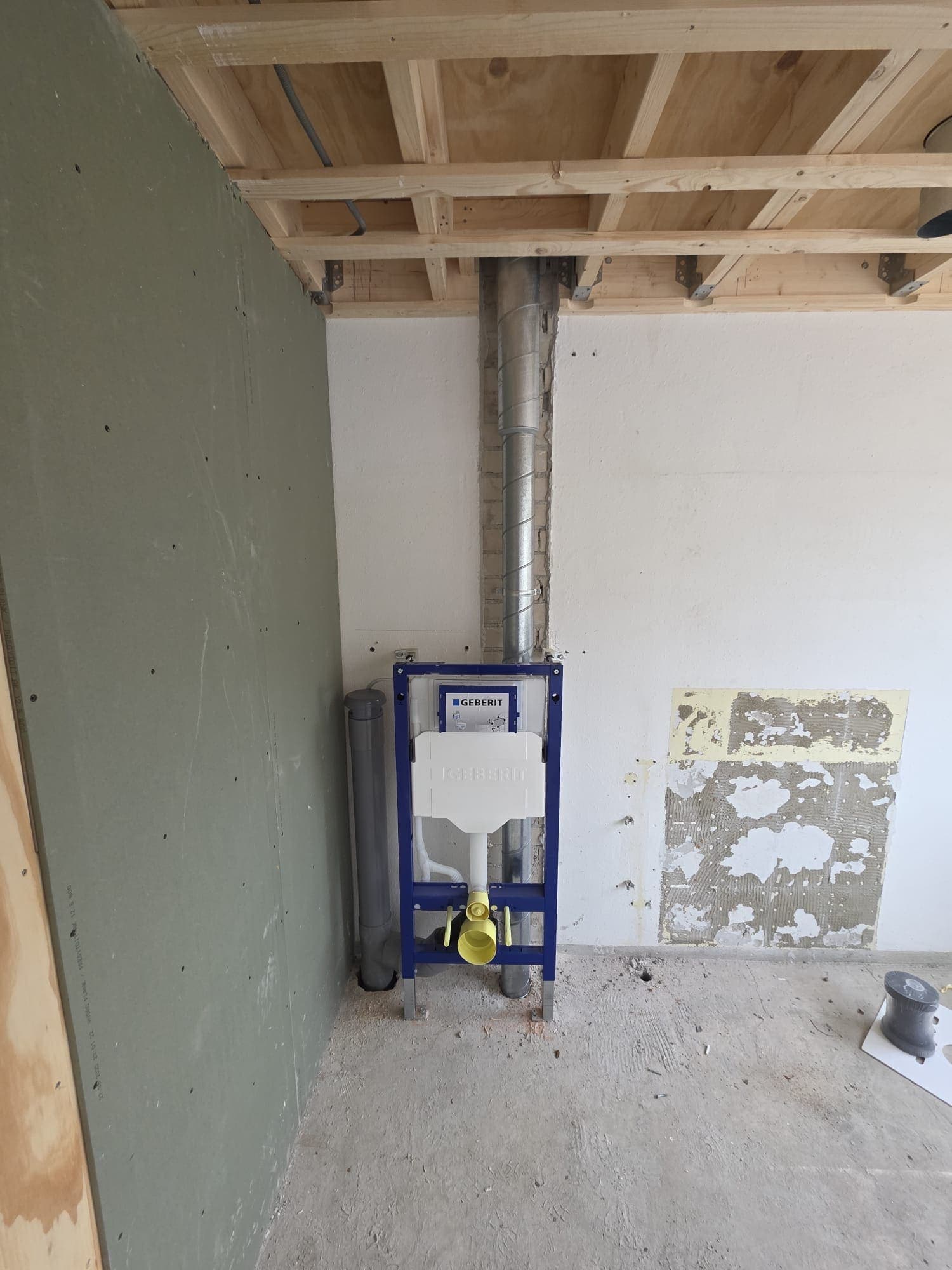 Geberit inbouwreservoir met gasleiding geplaatst voor een toilet in Almelo