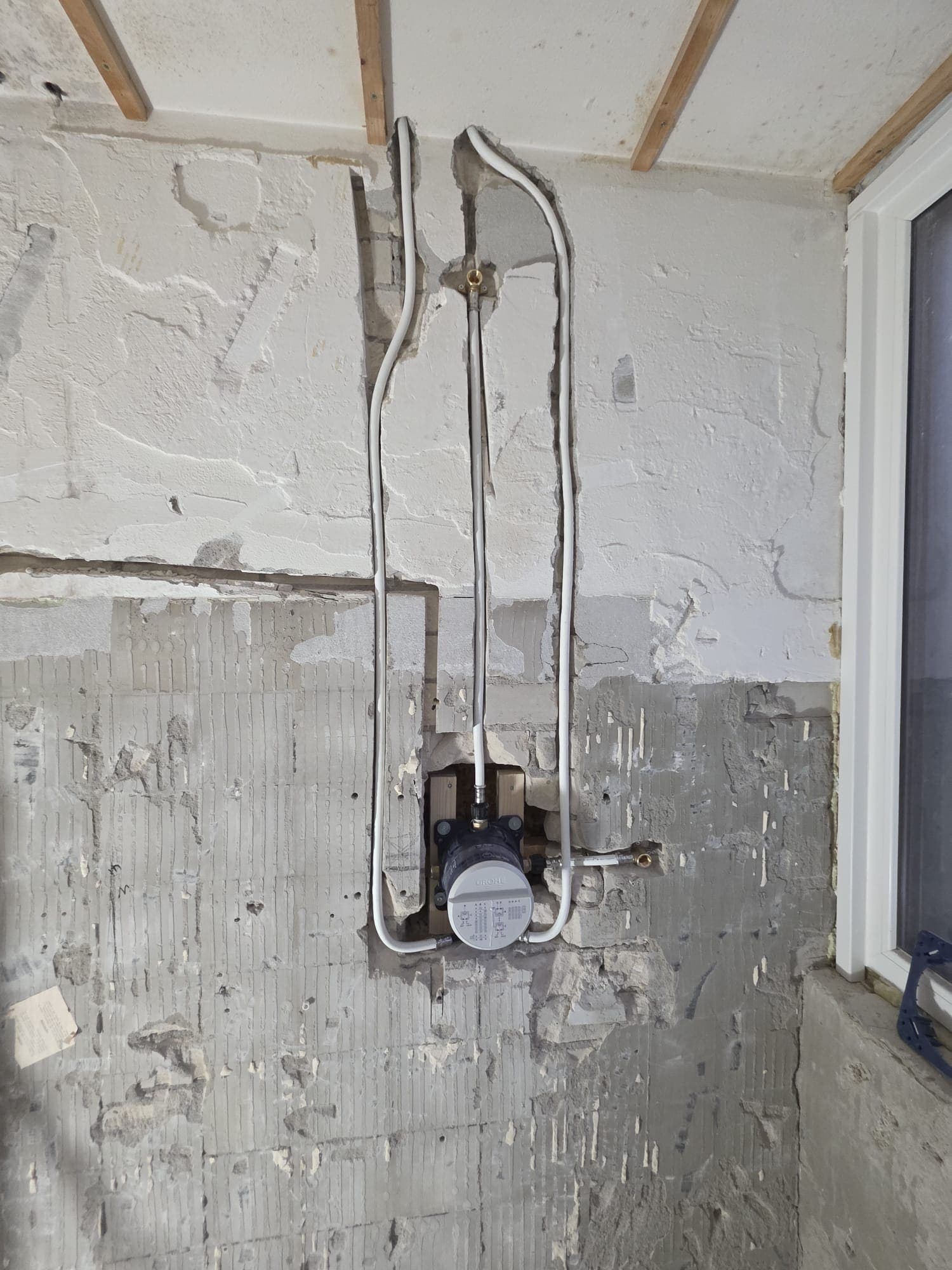 Inbouwthermostaat voor de douche in de ruwbouw van een badkamer in Almelo