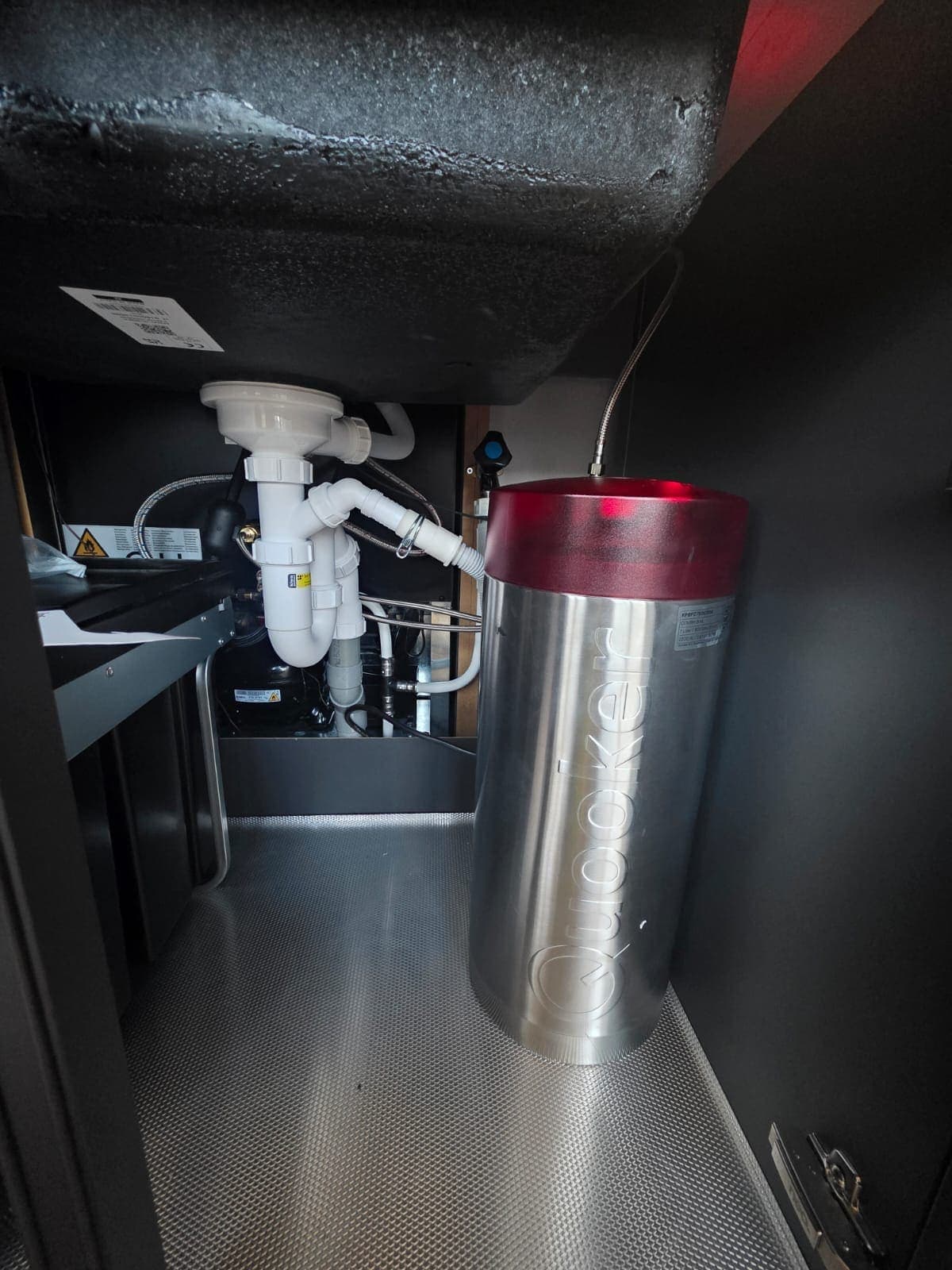 Keukenboiler met afvoer en sifon onder een aanrecht in Almelo