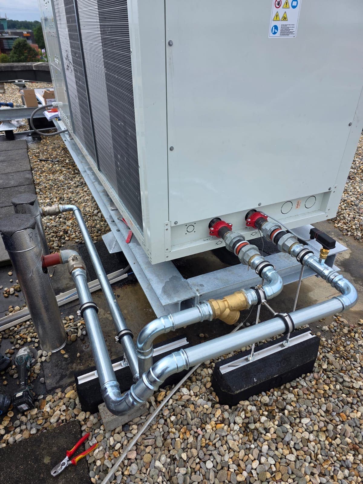 Buitenunit van een warmtepomp op het dak van een bedrijfspand in Almelo