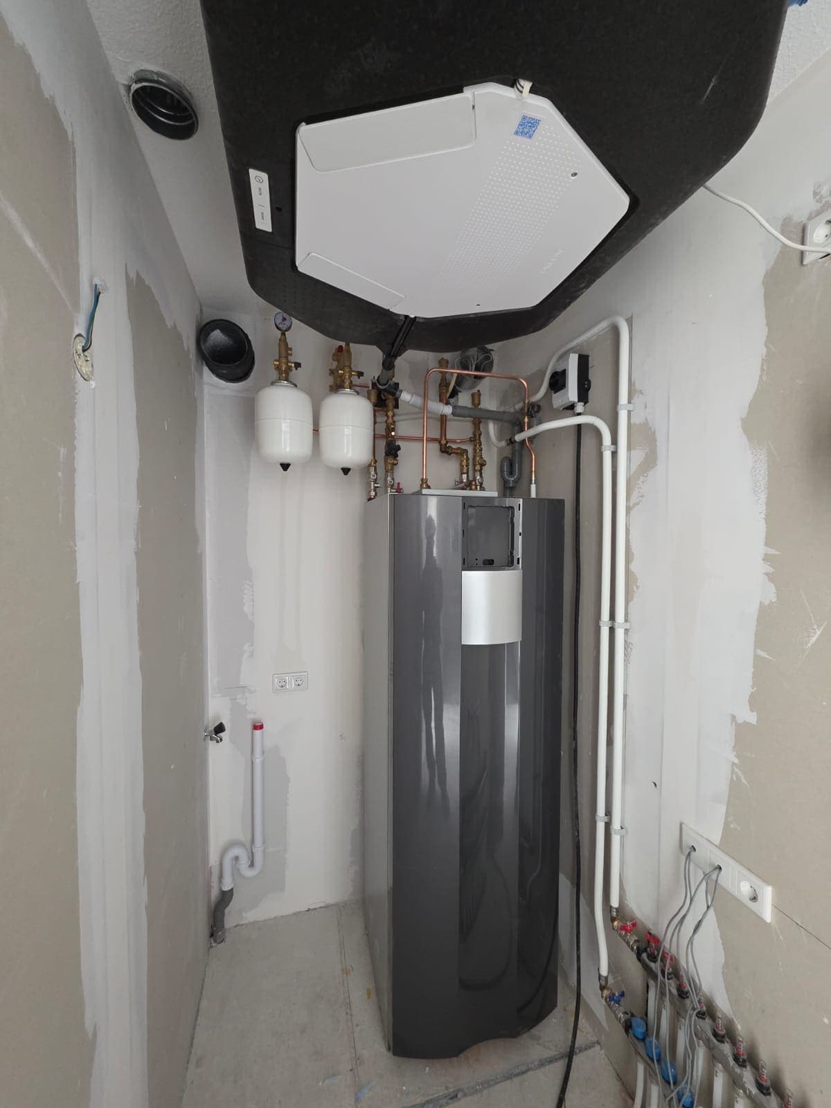 Warmtepompboiler met wtw-unit in een technische ruimte in Almelo