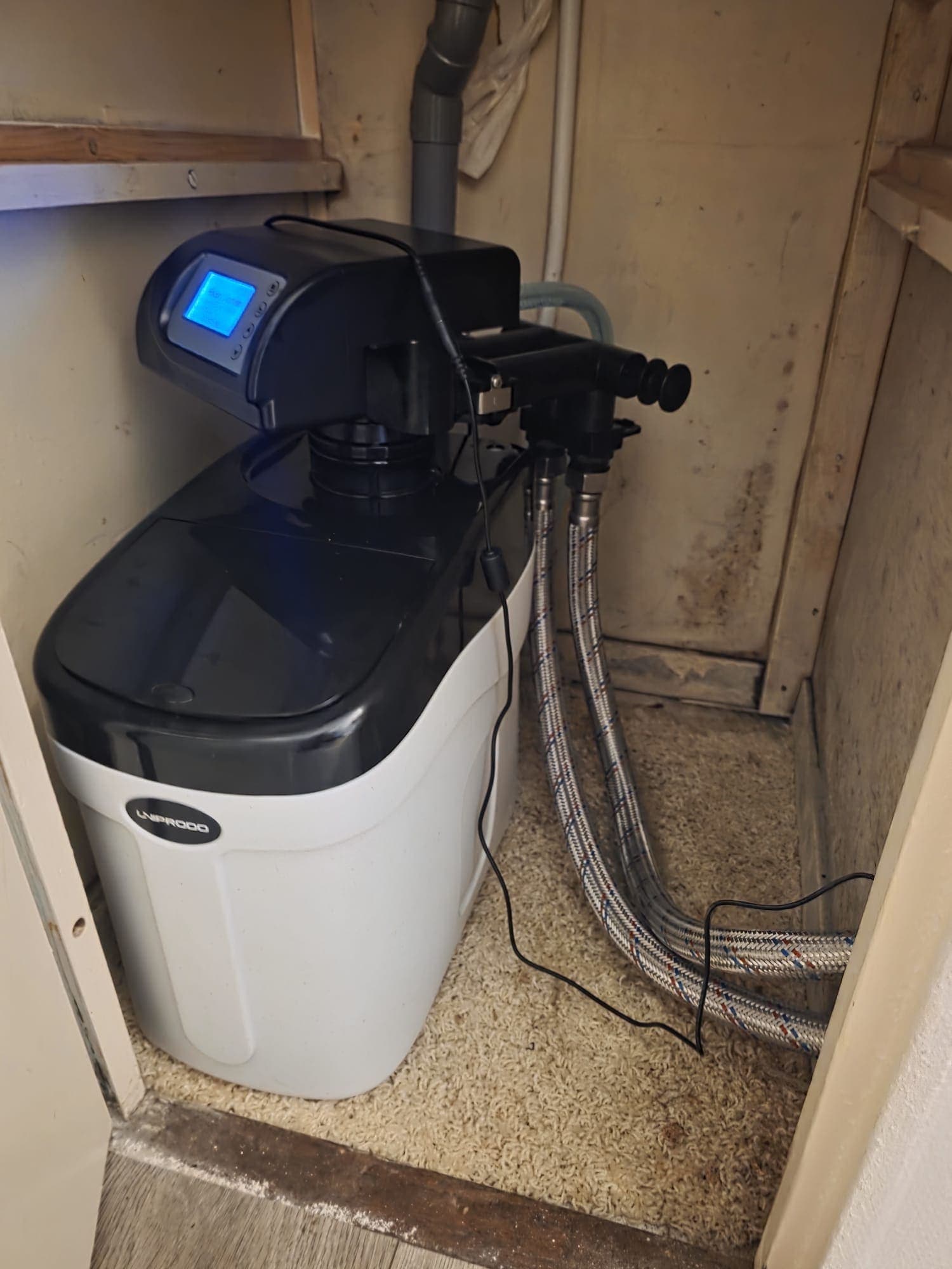 Waterontharder aangesloten in de bijkeuken van een woning in Almelo